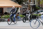 Amsterdam 29 mei 2021
Frank Wisse met zijn nieuwe vriendin Noi Pakon op de fiets in Amsterdam zuid.