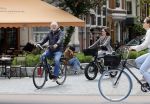 Amsterdam 29 mei 2021
Frank Wisse met zijn nieuwe vriendin Noi Pakon op de fiets in Amsterdam zuid.