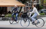 Amsterdam 29 mei 2021
Frank Wisse met zijn nieuwe vriendin Noi Pakon op de fiets in Amsterdam zuid.