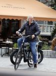 Amsterdam 29 mei 2021
Frank Wisse met zijn nieuwe vriendin Noi Pakon op de fiets in Amsterdam zuid.