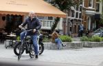 Amsterdam 29 mei 2021
Frank Wisse met zijn nieuwe vriendin Noi Pakon op de fiets in Amsterdam zuid.