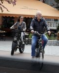 Amsterdam 29 mei 2021
Frank Wisse met zijn nieuwe vriendin Noi Pakon op de fiets in Amsterdam zuid.