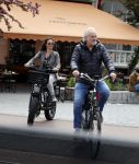 Amsterdam 29 mei 2021
Frank Wisse met zijn nieuwe vriendin Noi Pakon op de fiets in Amsterdam zuid.