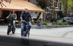 Amsterdam 29 mei 2021
Frank Wisse met zijn nieuwe vriendin Noi Pakon op de fiets in Amsterdam zuid.