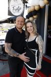 Apeldoorn 1 juni 2021
Frank v Etten opent samen met zijn zwangere vrouw Melanie hun cafetaria met de naam Frietje v Etten.