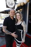 Apeldoorn 1 juni 2021
Frank v Etten opent samen met zijn zwangere vrouw Melanie hun cafetaria met de naam Frietje v Etten.