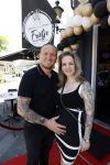 Apeldoorn 1 juni 2021
Frank v Etten opent samen met zijn zwangere vrouw Melanie hun cafetaria met de naam Frietje v Etten.