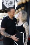 Apeldoorn 1 juni 2021
Frank v Etten opent samen met zijn zwangere vrouw Melanie hun cafetaria met de naam Frietje v Etten.