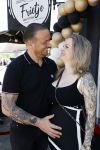 Apeldoorn 1 juni 2021
Frank v Etten opent samen met zijn zwangere vrouw Melanie hun cafetaria met de naam Frietje v Etten.