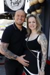Apeldoorn 1 juni 2021
Frank v Etten opent samen met zijn zwangere vrouw Melanie hun cafetaria met de naam Frietje v Etten.