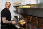 Apeldoorn 1 juni 2021
Frank v Etten opent samen met zijn zwangere vrouw Melanie hun cafetaria met de naam Frietje v Etten.