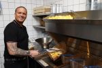 Apeldoorn 1 juni 2021
Frank v Etten opent samen met zijn zwangere vrouw Melanie hun cafetaria met de naam Frietje v Etten.