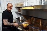 Apeldoorn 1 juni 2021
Frank v Etten opent samen met zijn zwangere vrouw Melanie hun cafetaria met de naam Frietje v Etten.