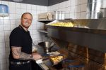 Apeldoorn 1 juni 2021
Frank v Etten opent samen met zijn zwangere vrouw Melanie hun cafetaria met de naam Frietje v Etten.