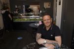 Apeldoorn 1 juni 2021
Frank v Etten opent samen met zijn zwangere vrouw Melanie hun cafetaria met de naam Frietje v Etten.