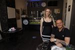 Apeldoorn 1 juni 2021
Frank v Etten opent samen met zijn zwangere vrouw Melanie hun cafetaria met de naam Frietje v Etten.