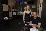 Apeldoorn 1 juni 2021
Frank v Etten opent samen met zijn zwangere vrouw Melanie hun cafetaria met de naam Frietje v Etten.
