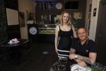 Apeldoorn 1 juni 2021
Frank v Etten opent samen met zijn zwangere vrouw Melanie hun cafetaria met de naam Frietje v Etten.