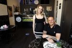 Apeldoorn 1 juni 2021
Frank v Etten opent samen met zijn zwangere vrouw Melanie hun cafetaria met de naam Frietje v Etten.