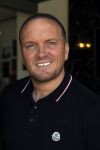 Apeldoorn 1 juni 2021
Frank v Etten opent samen met zijn zwangere vrouw Melanie hun cafetaria met de naam Frietje v Etten.