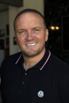 Apeldoorn 1 juni 2021
Frank v Etten opent samen met zijn zwangere vrouw Melanie hun cafetaria met de naam Frietje v Etten.
