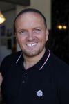 Apeldoorn 1 juni 2021
Frank v Etten opent samen met zijn zwangere vrouw Melanie hun cafetaria met de naam Frietje v Etten.