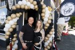 Apeldoorn 1 juni 2021
Frank v Etten opent samen met zijn zwangere vrouw Melanie hun cafetaria met de naam Frietje v Etten.