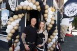 Apeldoorn 1 juni 2021
Frank v Etten opent samen met zijn zwangere vrouw Melanie hun cafetaria met de naam Frietje v Etten.