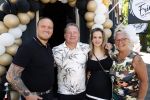 Apeldoorn 1 juni 2021
Frank v Etten opent samen met zijn zwangere vrouw Melanie hun cafetaria met de naam Frietje v Etten. Frank met zijn schoonouders