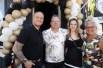 Apeldoorn 1 juni 2021
Frank v Etten opent samen met zijn zwangere vrouw Melanie hun cafetaria met de naam Frietje v Etten. Frank met zijn schoonouders