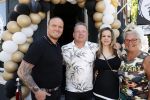 Apeldoorn 1 juni 2021
Frank v Etten opent samen met zijn zwangere vrouw Melanie hun cafetaria met de naam Frietje v Etten. Frank met zijn schoonouders