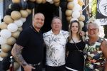 Apeldoorn 1 juni 2021
Frank v Etten opent samen met zijn zwangere vrouw Melanie hun cafetaria met de naam Frietje v Etten. Frank met zijn schoonouders