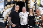 Apeldoorn 1 juni 2021
Frank v Etten opent samen met zijn zwangere vrouw Melanie hun cafetaria met de naam Frietje v Etten. Frank met zijn schoonouders