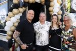 Apeldoorn 1 juni 2021
Frank v Etten opent samen met zijn zwangere vrouw Melanie hun cafetaria met de naam Frietje v Etten. Frank met zijn schoonouders