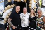 Apeldoorn 1 juni 2021
Frank v Etten opent samen met zijn zwangere vrouw Melanie hun cafetaria met de naam Frietje v Etten. Frank met zijn schoonouders