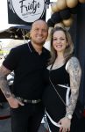 Apeldoorn 1 juni 2021
Frank v Etten opent samen met zijn zwangere vrouw Melanie hun cafetaria met de naam Frietje v Etten.