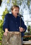 Castricum 7 juni 2021
Boekpresentatie Henny Huisman . Henny krijgt het eerste boek uit handen van Jacques d Ancona