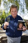 Castricum 7 juni 2021
Boekpresentatie Henny Huisman . Henny krijgt het eerste boek uit handen van Jacques d Ancona