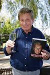 Castricum 7 juni 2021
Boekpresentatie Henny Huisman . Henny krijgt het eerste boek uit handen van Jacques d Ancona