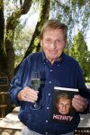 Castricum 7 juni 2021
Boekpresentatie Henny Huisman . Henny krijgt het eerste boek uit handen van Jacques d Ancona