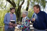 Castricum 7 juni 2021
Boekpresentatie Henny Huisman . Henny krijgt het eerste boek uit handen van Jacques d Ancona