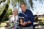Castricum 7 juni 2021
Boekpresentatie Henny Huisman . Henny krijgt het eerste boek uit handen van Jacques d Ancona