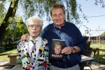 Castricum 7 juni 2021
Boekpresentatie Henny Huisman . Henny krijgt het eerste boek uit handen van Jacques d Ancona