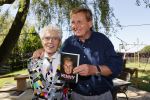 Castricum 7 juni 2021
Boekpresentatie Henny Huisman . Henny krijgt het eerste boek uit handen van Jacques d Ancona