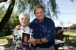 Castricum 7 juni 2021
Boekpresentatie Henny Huisman . Henny krijgt het eerste boek uit handen van Jacques d Ancona