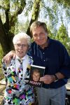 Castricum 7 juni 2021
Boekpresentatie Henny Huisman . Henny krijgt het eerste boek uit handen van Jacques d Ancona