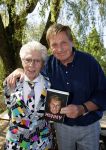 Castricum 7 juni 2021
Boekpresentatie Henny Huisman . Henny krijgt het eerste boek uit handen van Jacques d Ancona