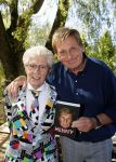Castricum 7 juni 2021
Boekpresentatie Henny Huisman . Henny krijgt het eerste boek uit handen van Jacques d Ancona