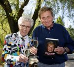 Castricum 7 juni 2021
Boekpresentatie Henny Huisman . Henny krijgt het eerste boek uit handen van Jacques d Ancona