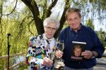 Castricum 7 juni 2021
Boekpresentatie Henny Huisman . Henny krijgt het eerste boek uit handen van Jacques d Ancona